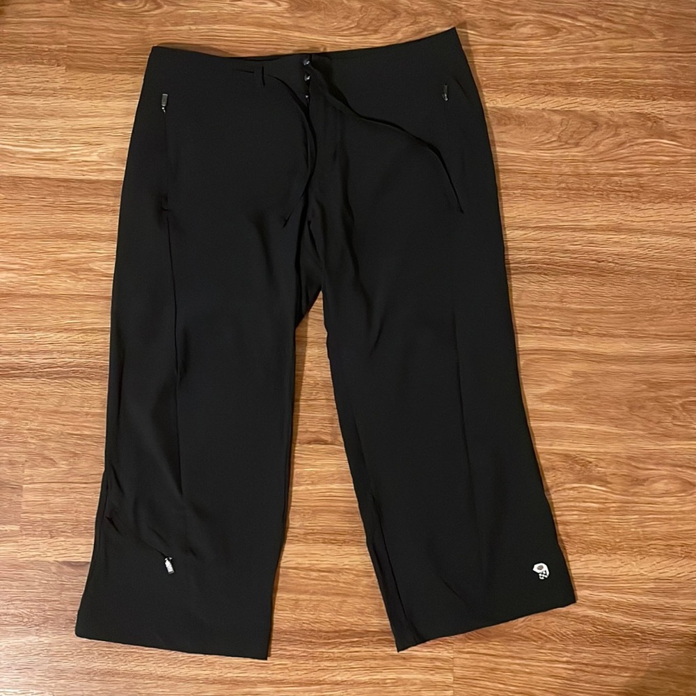 outdoor wear - mountain hard wear- women’s small black- capris